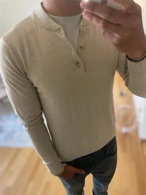 Beige långärmad tröja med knappar i Kashmir - Skick 9/10 skriv vid frågor eller funderingar!
