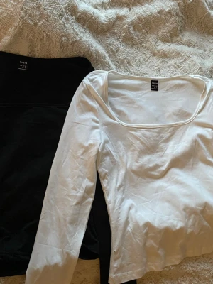 Vit och svart basic långärmad.  - En vit och en svart långärmade med en liten uringning. Aldrig använd. Är storlek s men känns lite mindre. Iallafall i ärmarna. 