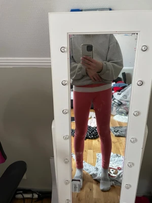 Rosa leggings från Nike - Säljer ett par snygga rosa leggings från Nike med vit logga på benet. De har en klassisk tight passform och är perfekta för träning eller chill. Mjukt och stretchigt material som sitter skönt hela dagen.
