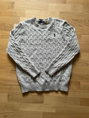 Grå tröja från ralph lauren - Snygg grå ralph lauren tröja som passar till allt tröja i  🌟Storlek S! Obs det står att den är storlek M men är liten i storlek, därför passar den bättre som storlek S 🌟Inga defekter!  🌟Priset kan såklart diskuteras✅