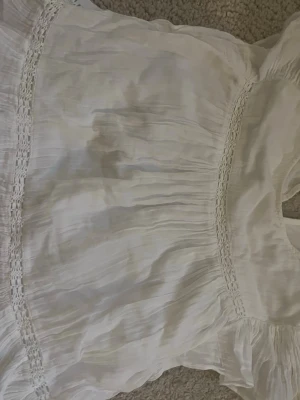 Vit blus med spetsdetaljer - Söt vit topp från Gina STORLEKEN är 140/146