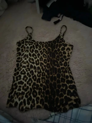 Leopardmönstrat linne. - leopard mönstrat linne, aldrig andvänd mycket bra skick. dm mig om du vill se hur den sitter på.