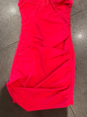 Rosa klänninc - Rosa klänning från Gina tricot med dragkedja backtill. Aldrig använd 