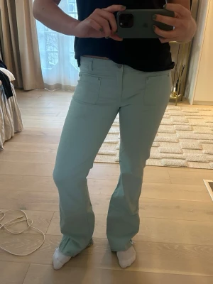 Ljusblå bootcut jeans - Säljer ett par ljusblå jeans med bootcut-modell och hög midja. Jeansen har framfickor och är i ett mjukt denimtyg som sitter snyggt på benen. Perfekta för dig som vill ha en fräsch och trendig look.