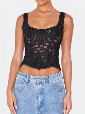 Svart spetskorsett med dragkedja från pretty little things - Säljer en svart korsettopp med spetsdetaljer och genombrutna mönster. Toppen är croppad, har breda axelband och en synlig dragkedja i ryggen. Perfekt för dig som vill ha en edgy och trendig look. Det står storlek 12 men skulle säga att de är s!