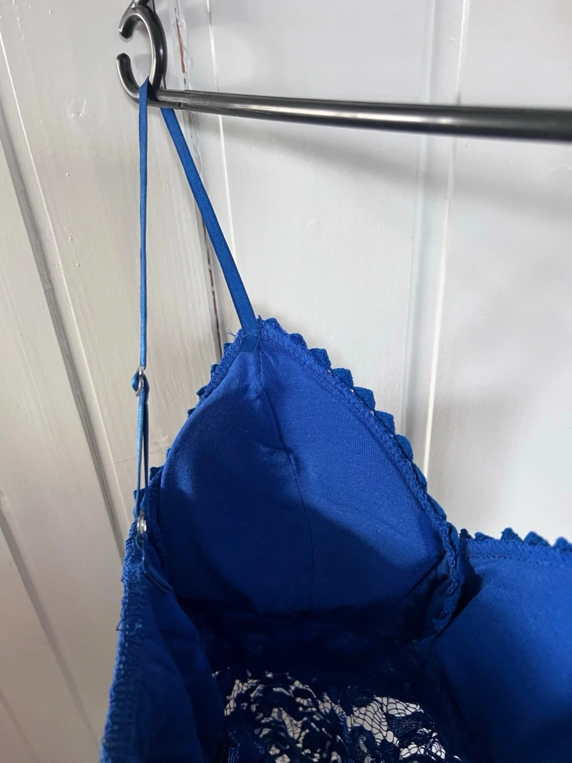 Blå spetsblus med smala axelband - 3