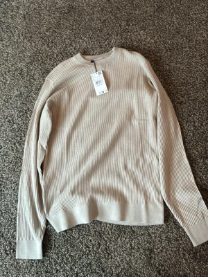 Beige ribbstickad tröja från MNG - Fin tröja från mango i färgen beige med prislapp kvar, köpt från ZALANDO 