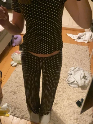 Pyjamas lager157 - Mysigt pyjamas sett från lager157, brunt med vita prickar storlek S på båda delarna ❣️använt 1-2 gånger, 