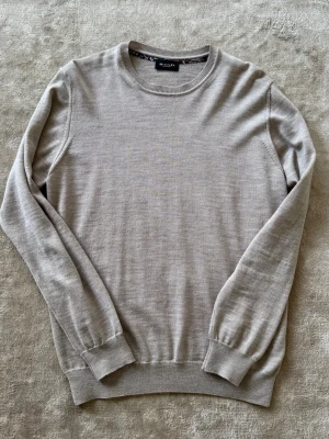 Merinoull Tröja  - Säljer en stilren beige tröja från Sand i 100% merinoull. Storlek M och skick 9/10. Nypris ligger på 1600kr mittpris 699kr. Bara att skriva vid funderingar. 