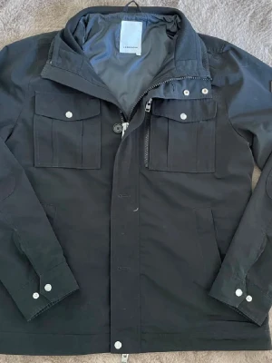 J.lindberg fieldjacket - Fieldjacket väldigt bra skick. Den är i storlek Xl men passar bättre som L elle L-Xl. Kom med frågor och funderingar🫡