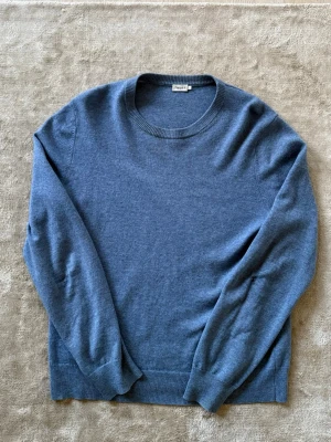 Blå Kashmir tröja - Snygg blå 100% Kashmir tröja från Filippa K i storlek L. Nypris ligger på 3200kr mittpris 950. Super bra skick förutom ett hål i en av armbågarna som kan lagas enkelt. Bara att skriva vid funderingar mvh Liam!
