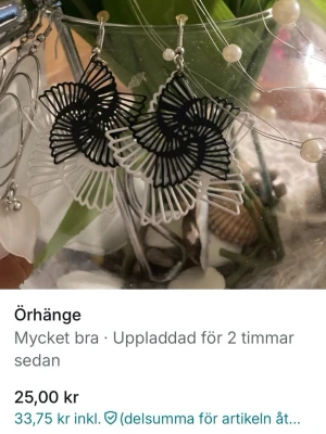 Svartvita grafiska örhängen - Unika örhängen i svart och vitt med grafiskt, snirkligt mönster. Tillverkade i lätt metall och plast, med krokfäste. Perfekta för dig som gillar statement-accessoarer och vill sticka ut med en modern look.
