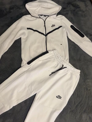 Nike tech tracksuit - Snygg Nike tech hoddie och byxa 