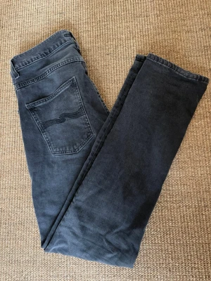 Svart/grå jeans från Nudie storlek 30/32 - Modell Grim Tim. Mycket gott skick 