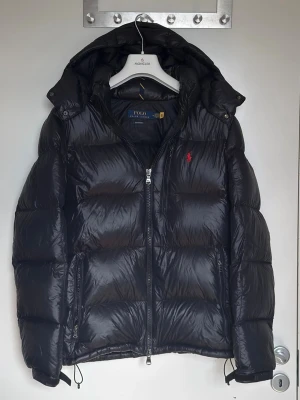 Ralph Lauren Jacka - Polo Ralph Lauren The Gorham Down Jacket. I jätte bra skick förutom en defekt på armen som har syts (Kolla på sista bilden). Storlek M. Skickar alltid samma dag eller nästa dag. Skriv för mer information eller frågor. 