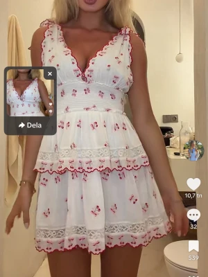 Love shack fancy klänning🩷 - Säljer denna sååå fina love shack fancy klänning, helt slutsåld men sååå sjukt snygg wowwwiii🩷🩷 Endast använd en gång🩷