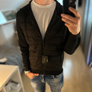 HELT NY Massimo Dutti Cardigan - Nytt skick, inga defekter. Nypris ca 2500kr. Storlek L passar också M, sitter bra mellan 175-185. Tags medföljer inte. Skriv för mer information !🤝