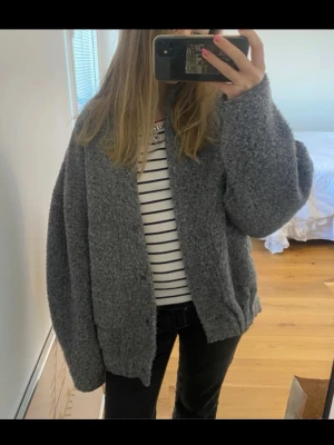 Populär Zara teddy jacka!!💕💕 - Populära teddy bomber jackan från Zara i grå, storlek xs men är lite större i storleken!! 💕💕 