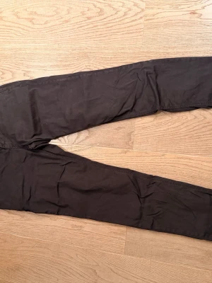 Svarta bonni jeans - Säljer ett par svarta jeans från replay. Jeansen har normal midja och är tillverkade i ett mjukt bomullsmaterial med lite stretch för extra komfort. Perfekta för dig som gillar en enkel och stilren look. Storlek 32/34