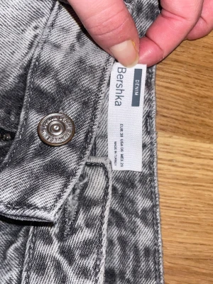 Grå slitna denimshorts från Bershka - Säljer ett par grå denimshorts från Bershka med slitna detaljer och fransar. Fint skkck