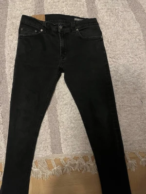 Dondup jeans - Svarta dondup jeans i modellen ramones, skinny fit, fint skick, storlek 32