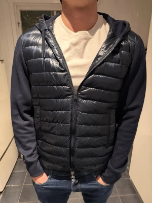Herno jacka  - En Herno cardigan jacka i mycket fint skick, den är köpt för 4200kr, säljer den för mer än hälften! Perfekt nu till våren!! Galgen och skyddet medföljer!! Modellen är M/L så den passar många. Då den är justerbar i midjan. Han är 183cm och väger 88kg!