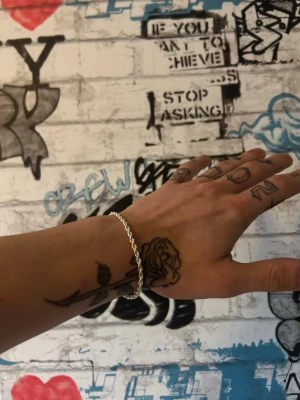 Silver kedjearmband från snö of Sweden - Snyggt silver armband från snö of Sweden med kedjedesign och justerbar längd. Armbandet har en liten rund detalj vid låset som ger en stilren touch. Perfekt accessoar för att lyfta din outfit.