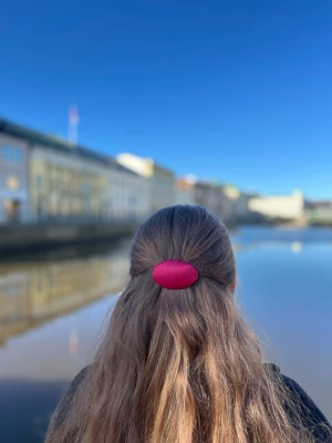 Röd klämma - Kärleksört❣️ Säljer en hårklämma med siden tyg i röd färg. Perfekt accessoar för att ge frisyren en romantisk och elegant touch. Klämman är enkel att använda och sitter snyggt i håret. VIKTIGT! Våra Hårklämmor är handgjorda på återanvänt material och därför är alla former inte exakt likadana, utan alla är lite unika vilket kan vara charmigt och miljövänligt💞