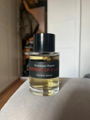 Portrait of a Lady parfym 100ml - Exklusiv parfym från Frederic Malle, 'Portrait of a Lady' av Dominique Ropion. Doften är känd för sina djupa, kryddiga och blommiga noter. Nypris ca 3700kr. Kvitto från NK finns.