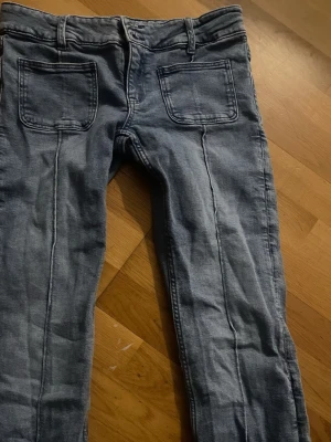 Blå jeans från Gina Tricot - fina midwaist/lågmidjade jeans från ginatricot🩷🩷 