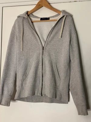 Polo Ralph Lauren zip hood - Mycket bra skick trots ”åldern”. Oklar i storlek men utifrån mina mått skulle jag tro på storlek S!