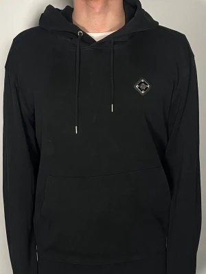 J.Lindeberg hoodie - Säljer en ritkigt snygg och trendig J.Lindeberg hoodie i fint skick, storlek M, vid frågor är det bara att skriva //Gramenti