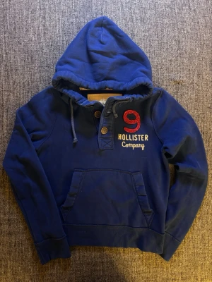 Hollister hoodie ~ 2000’s modell - Säljer nu denna sällsynta hollister hoodien. Skick 9/10 | passar perfekt nu till våren. Obs kan gå ner i pris vid snabb och smiddig affär🙌😊