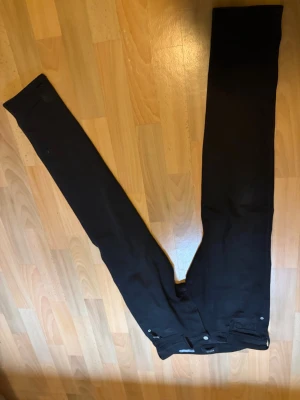 Svarta replay jeans anbass - Säljer ett par svarta replay jeans modell: Anbass,STRl 30W 32L det som ser ut att vara en fläck vid fickan är bara dam jag tvättar självklart jeansen innan jag postar. Köpt i butik för 1600kr 