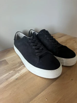 Sneaky Steve Skor - Säljer ett par svarta mocka skor passande för kommande årstid. De är från märket sneaky steve, (storlek 41), och är använda endast 2 gånger. Endast sulorna ger tecken på användning. Säljer eftersom de är för små. Hör av er om minsta fundering💫