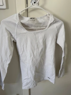 Träningströja - Säljer denna vita ribbade träningströjan från aimn i storlek S💕💕 knappt använd!!