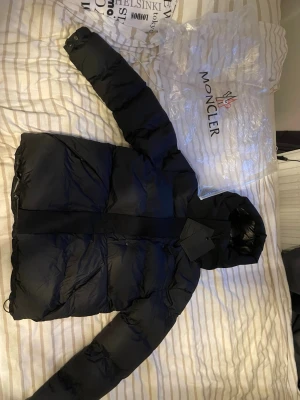 Moncler vinter jacka  - Moncler jacka, Helt ny Jacka, priset går att diskuteras om