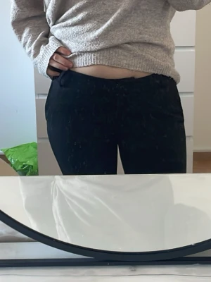 Svarta kostymbyxor med låg midja - Svarta kostymbyxor från BIKBOK i modellen: VERA, PETITTE!!! 😊 kontakta gärna vid vidare frågor