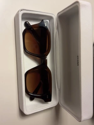 CHIMI 04 - Snygga solglasögon från CHIMI i en mörkbrun nyans med fyrkantig form. Har ägt dessa i mindre än ett år och är i bra skick, man får med original boxen vid köp💓