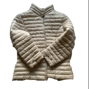 Trekvartsärmad jacka - Hejj, jag säljer en trekvartsärmad lättviktsjacka i storlek 38(M) men passar även S 💕🤍 inga defekter alls och ser ut som ny🤍