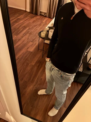 Ljusblå raka jeans från Levi's 511 - Säljer ett par klassiska ljusblå jeans från Levi's med rak passform och normal midja. Jeansen har fem fickor, bälteshällor och Levi's ikoniska läderpatch bak. Perfekta för en avslappnad och stilren look.