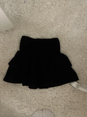 Volang kjol - Helt ny svart volang kjol från Gina 💞