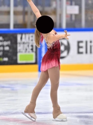 Röd konståkningsklänning med stenar - Snygg konståkningsklänning i röd till rosa ombre med glittrande stenar och smala axelband. Klänningen har kommit till användning under två säsonger, inte på så många tävlingar. Mått kan anordnas, men passar någon på ungefär 160cm. Nypris ligger på ca: 4000kr. Vilja gärna få sålt fort, så tveka inte med frågor och förslag. 💗⭐️🤗