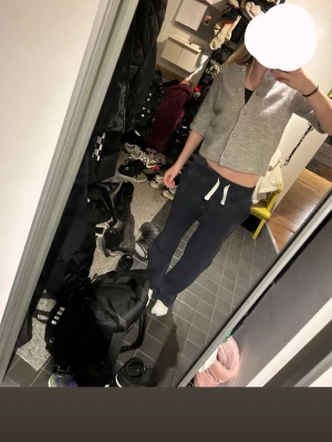 Grå kofta från Gina Tricot - Kort, grå kofta från Gina Tricot med knappar framtill. Koftan har trekvartsärmar och är  i storlek 158/164. I mycket bra skick bara använd ett fåtal gånger