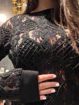 Svart spetsblus med broderade detaljer - Säljer en svart blus med spets och broderade mönster. Blusen har lång ärm. Storleken är lite riggad och är storlek L men passar dem som är xs-m. 