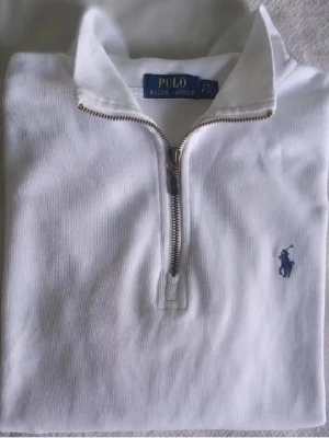 Vit halvzip från Polo Ralph Lauren! - Otrolig fin vit raffe halfzip! Har haft på mig den ett fåtal gånger men den sitter lite fel i storleken. Passar bra nu till höst när man behöver lite mer kläder! Skriv om ni har några frågor eller funderingar!:)