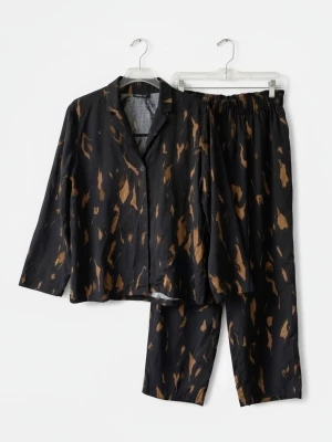 Svart & Brun Abstrakt Tvådelat Set - Bekvämt matchande set som kan användas som nattkläder eller avslappnade loungepyjamas. Matchande byxor Resår (gummiband) bak i midjan för extra komfort Avslappnad passform