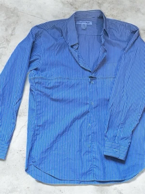 Comme Des Garçons Shirt - Klassisk blå och vit randig skjorta från comme des garcons Play