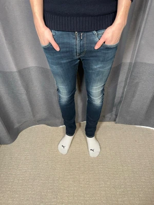 REPLAY ANBASS JEANS - Tja!| Säljer detta snygga paret jeans från Replay!| Modell: Lapp saknas, men sitter som anbass!| Mycket gott skick och inga defekter!| Kontakta mig vid minsta fråga!| Pris kan alltid diskuteras!| //Nils