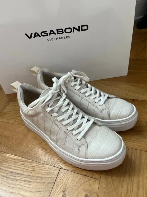 Vagabond skor - Sneakers från Vagabond i storlek 38. Använda men är i bra skick. Äkta läder skor.